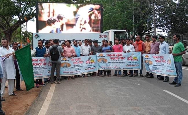 लोकसभा चुनाव 2019 : मतदान के लिए LED वैन के जरिए लोगों को किया जा रहा जागरूक