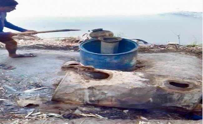 शराब तस्करों को पकड़ने गयी थी पुिलस टीम, पुलिस पर रोड़ेबाजी, कांस्टेबल जख्मी