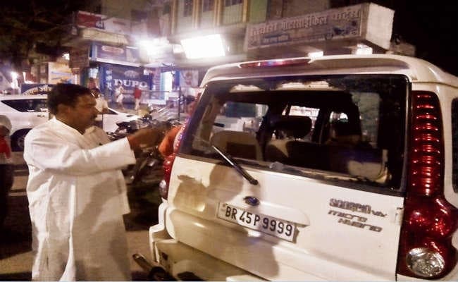 बदमाशों ने पूर्व विधायक पर किया हमला, गाड़ी भी तोड़ी