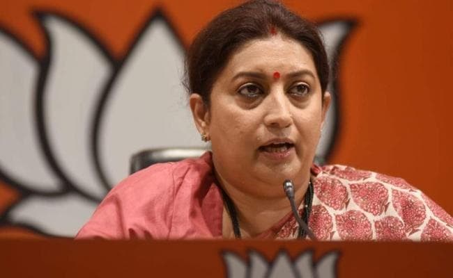 स्मृति ईरानी की रैली स्थल के बाहर नकदी बांटने का वीडियो वायरल, जांच के आदेश