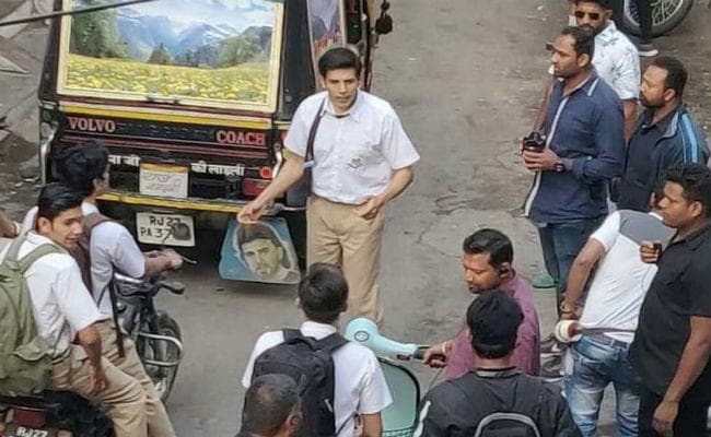 Love Aaj Kal 2 के सेट्स से कार्तिक आर्यन की फोटो लीक, स्‍कूल ड्रेस में दिखे 'लुका छिपी' एक्टर; देखें Viral Pic