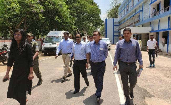 राज्य निर्वाचन आयोग की टीम ने लोहरदगा में लिया चुनाव की तैयारियों का जायजा, की समीक्षा बैठक