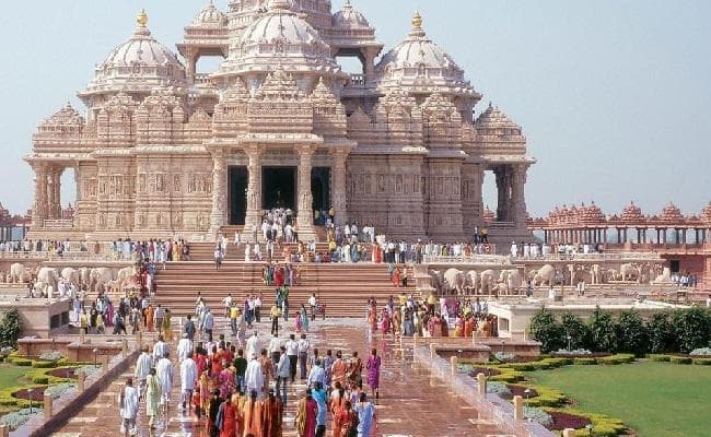अबू धाबी में पहले हिंदू मंदिर के शिलान्यास कार्यक्रम में हजारों लोग शामिल हुए