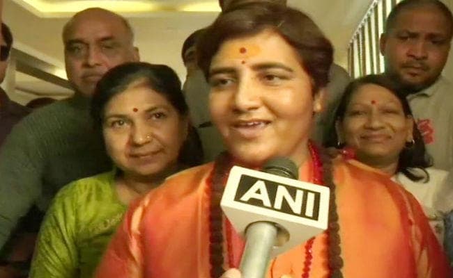 हेमंत करकरे पर दिये विवादित बयान पर प्रज्ञा ठाकुर को कारण बताओ नोटिस