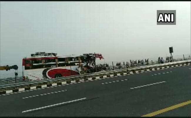 UP: लखनऊ-आगरा एक्सप्रेसवे पर भयानक हादसा, 7 की मौत, 34 घायल