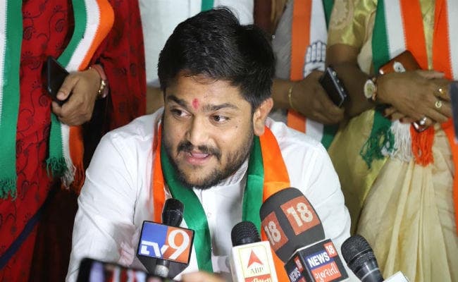 VIDEO: हार्दिक पटेल की सभा में जमकर हंगामा, हुई मारपीट, फेंकी गयी कुर्सियां