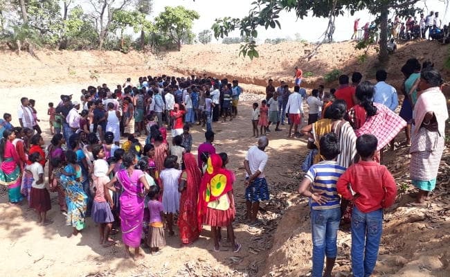 दुमका में विवाहता और उसके प्रेमी की हत्या कर शव को विशाल पेड़ पर फंदे से टांगा