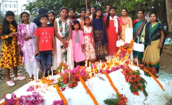 अपने पूर्वजों की कब्र पर फूल माला अर्पित कर पास्का पर्व मनाया गया