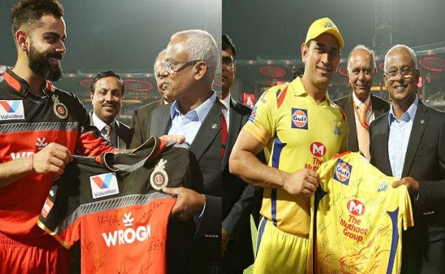 आईपीएल का मैच देखने पहुंचे मालदीव के राष्‍ट्रपति, कोहली और धौनी ने भेंट की टीम जर्सी