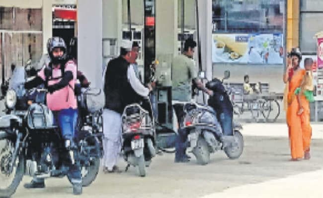 नियम की अनदेखी, बिना हेलमेट मिल रहा पेट्रोल