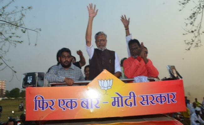 उपमुख्यमंत्री सुशील कुमार मोदी ने मधुबनी व अररिया में किया रोड शो, एनडीए प्रत्याशी के पक्ष में मतदान करने की अपील