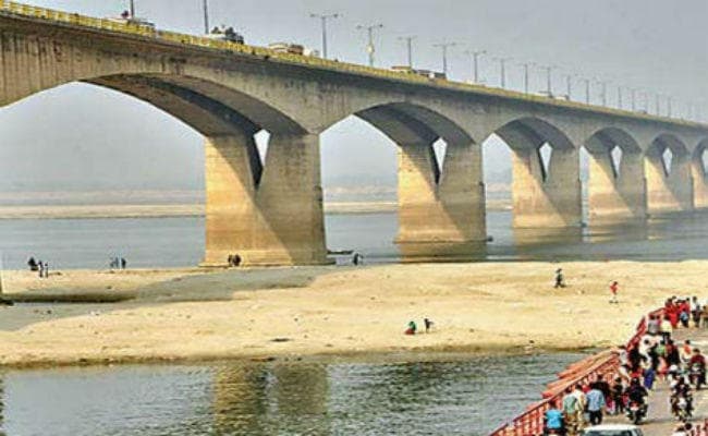 पटना : आज मध्य रात्रि से गांधी सेतु पर निर्माण सामग्री से लदे ट्रकों का परिचालन बंद