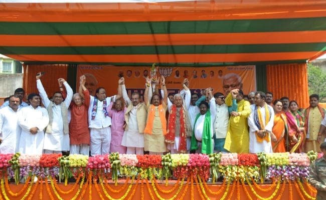 धनबाद में बोले मुख्यमंत्री रघुवर दास : बोरो व रिजेक्टेड प्लेयर के भरोसे कांग्रेस