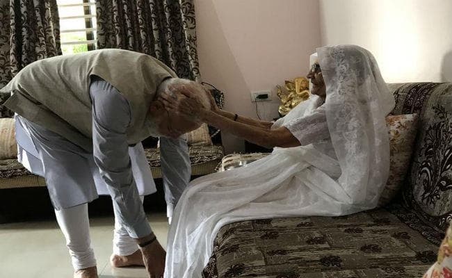 IN PICS : वोट डालने के पहले पीएम मोदी ने लिया मां हीराबेन का आशीर्वाद, देखें मुलाकात का वीडियो