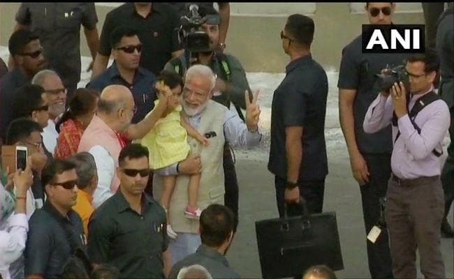 VIDEO: वोट देने के बाद बोले पीएम मोदी- आतंक के शस्त्र IED से ताकतवर है लोकतंत्र का हथियार वोटर ID