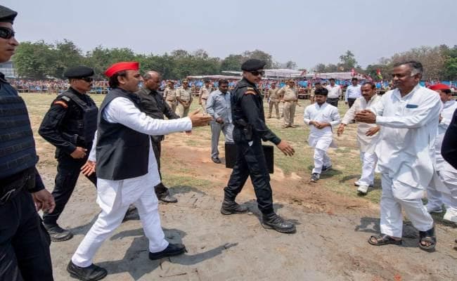 अखिलेश यादव ने सैफई में किया मतदान, कहा मोदी सरकार को जनता उखाड़ फेकेंगी