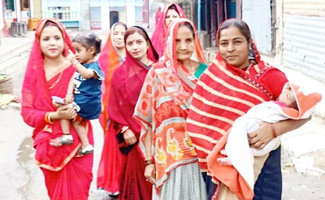 लोकसभा चुनाव : अररिया लोकसभा क्षेत्र में रिमझिम बारिश के बीच शुरू हुआ मतदान, लाठीचार्ज से कई महिलाएं घायल