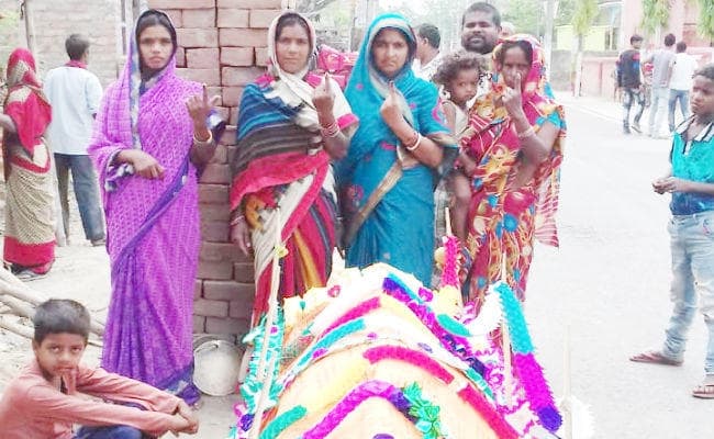 लोकसभा चुनाव : परिजनों ने किया पहले मतदान, फिर बुजुर्ग के दाह-संस्कार के लिए पहुंचे श्मसान