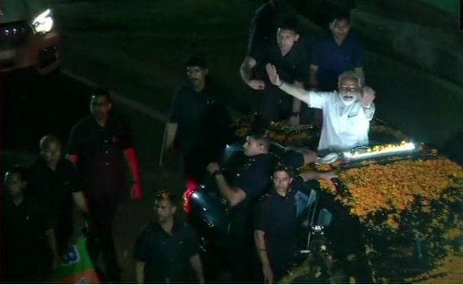 खुली जीप में रांची की सड़कों पर PM नरेंद्र मोदी ने किया रोड शो, रघुवर दास ने पैदल की अगुवाई