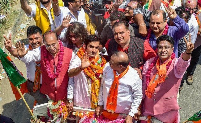 दिल्ली में नामांकन के अंतिम दिन भाजपा, कांग्रेस के उम्मीदवारों ने भरे परचे