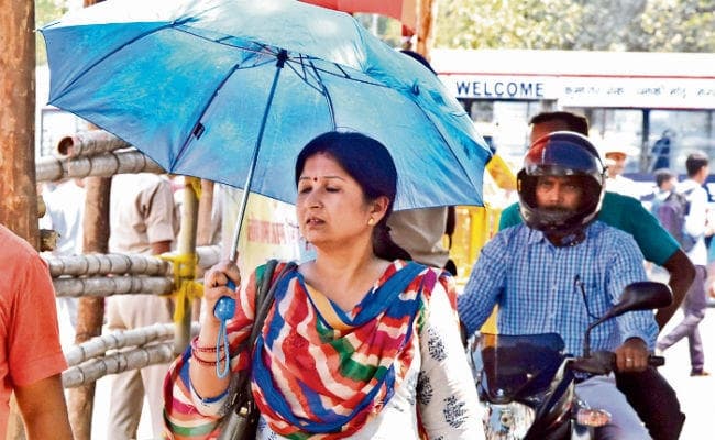 पुरवा हवा ने बदला मौसम बारिश की भी संभावना