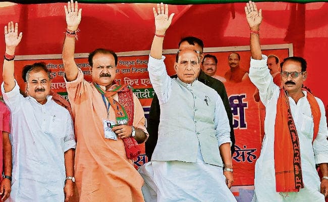 इटखोरी, चौपारण व हुसैनाबाद में राजनाथ सिंह ने की सभा, कहा, नक्सलवाद को जड़ से करेंगे समाप्त