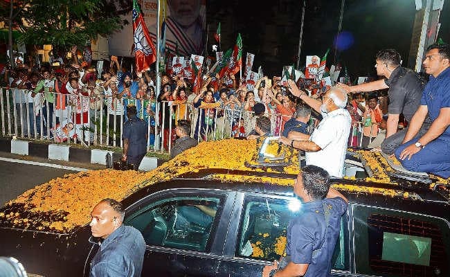 मोदी का रोड शो रांची में : काली कार पर सफेद कपड़े में सवार पीएम ने हाथ हिलाकर लोगों का किया अभिवादन