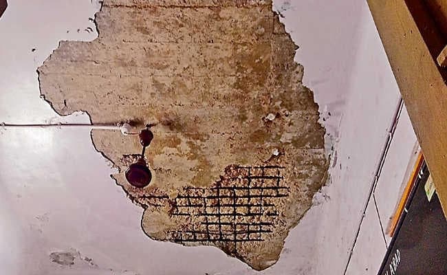 टूट-टूट कर गिर रहा है छत का प्लास्टर, उपाधीक्षक से लेकर मरीजों तक के िसर मंडरा रहा खतरा