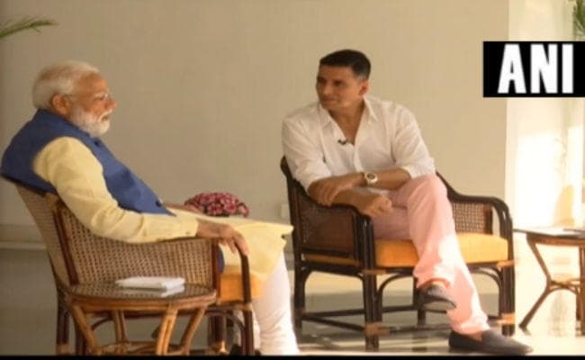 #ModiWithAkshay: अक्षय ने पीएम मोदी से पूछा- क्‍या मां को अपनी सैलरी से पैसे भेजते हैं? मिला ये जवाब