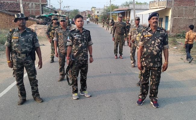 गढ़वा : कांडी में पुलिस ने किया फ्लैग मार्च