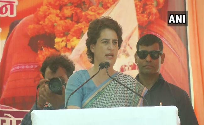 प्रियंका गांधी ने पीएम मोदी पर साधा निशाना, इन्हें सनक है मेरे परिवार के बारे में बात करने की