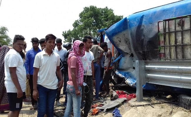 बिहार : शादी समारोह से लौट रही बस पलटी, एक की मौत, दो दर्जन यात्री घायल