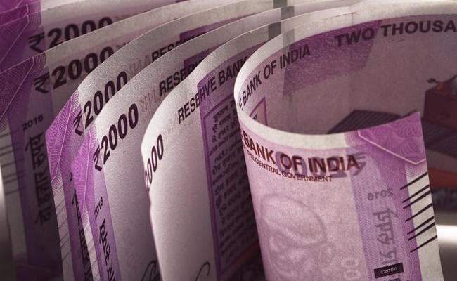 पटना में यूपी नंबर वाली लग्जरी कार से 74 लाख रुपये बरामद , पार्टी का झंडा भी मिला, ड्राइवर हिरासत में