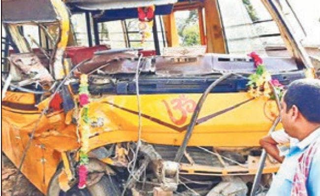 भागलपुर : ट्रक ने स्कूल बस में मारी टक्कर, बसचालक की मौत