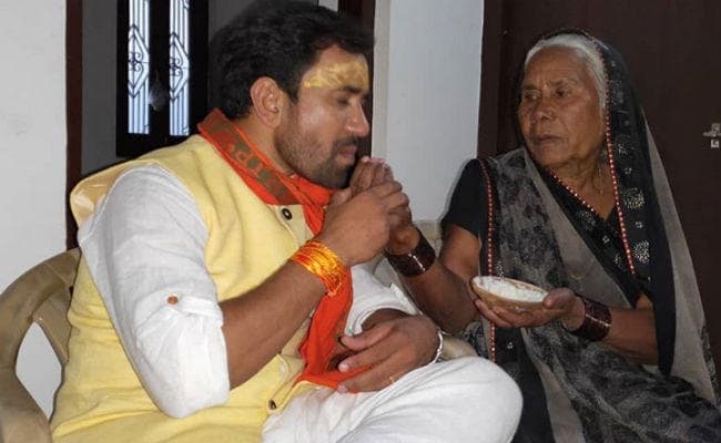 Lok Sabha Election 2019: मां का आशीर्वाद लेने पहुंचे भोजपुरी स्‍टार निरहुआ, यूजर्स ने कह दी ऐसी बातें