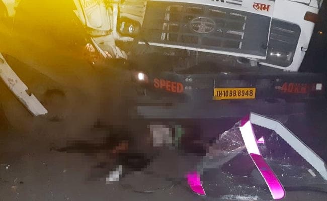 Bokaro : दो हाइवा की सीधी टक्कर में उपचालक की मौत