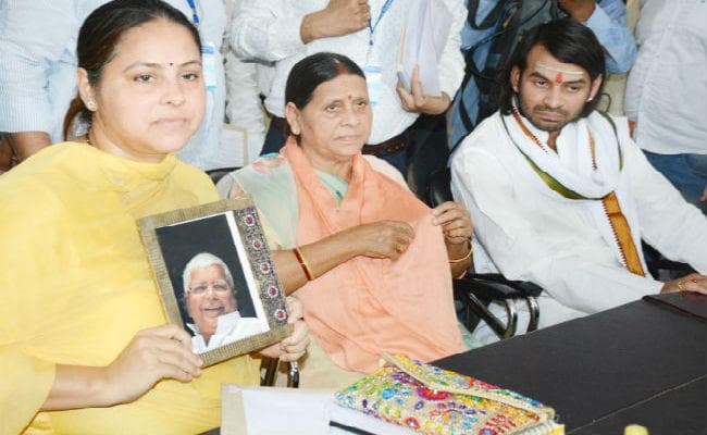 मीसा भारती ने पाटलिपुत्र लोकसभा सीट के लिए पर्चा भरा, पापा की कमी खली तो लालू की तस्वीर लेकर दाखिल किया नामांकन