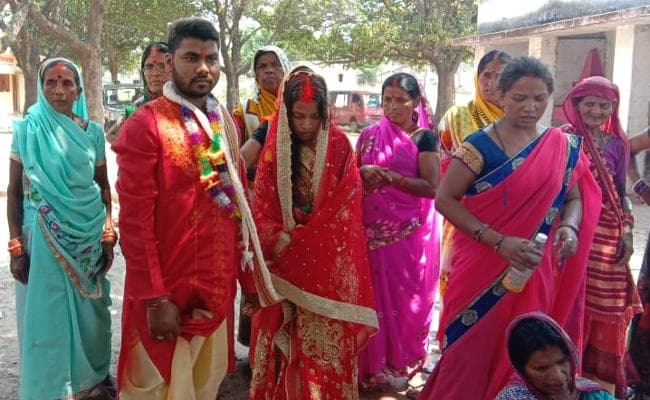 प्रेमी युगल ने भागकर की शादी, पुलिस के दबाव में लौटे, मंदिर में फिर लिये सात फेरे