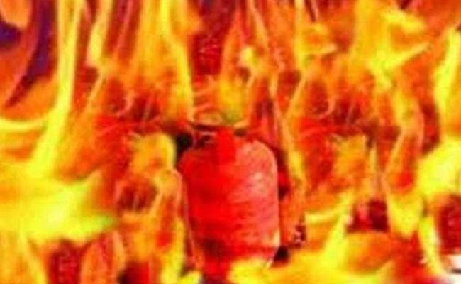शादी वाले घर में फटा गैस सिलेंडर, पास खड़े बच्चे समेत 10 झुलसे