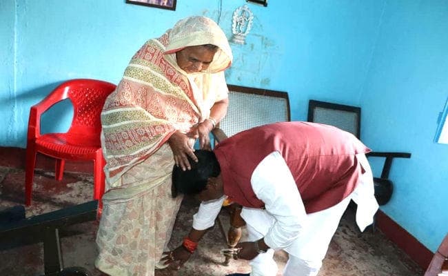 खूंटी : कांग्रेस प्रत्‍याशी कालीचरण मुंडा की मां से आशीर्वाद लेने पहुंचे अर्जुन मुंडा