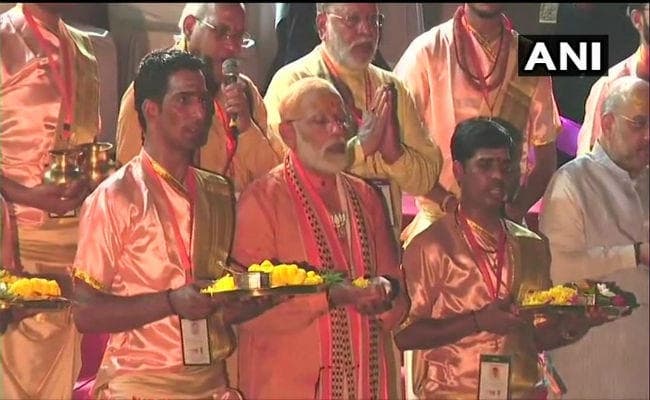 वाराणसी में प्रधानमंत्री मोदी ने मेगा रोड शो के बाद की गंगा आरती