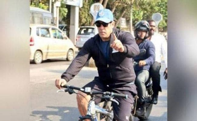 नयी मुसीबत में फंसे सलमान खान : चला रहे थे साइकिल, किसी ने वीडियो बनाया, तो छीन लिया फाेन, शिकायत दर्ज