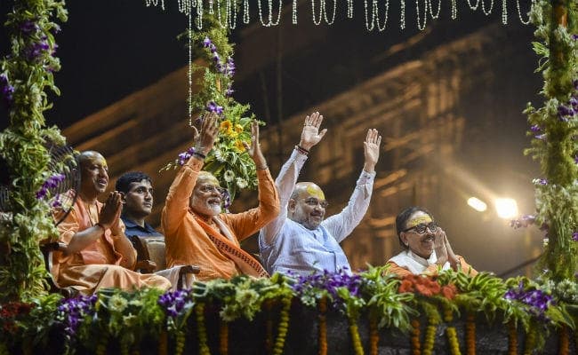 तस्‍वीरों में देखें... काशी में नॉमिनेशन से एक दिन पूर्व PM नरेंद्र मोदी का मेगा रोडशो