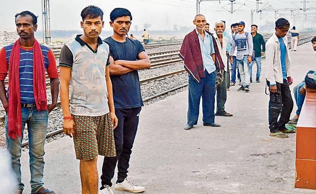 मोकामा : ट्रेन में लूटपाट, यात्री को चाकू मारा महिलाओं की जांबाजी से दो पकड़ाये