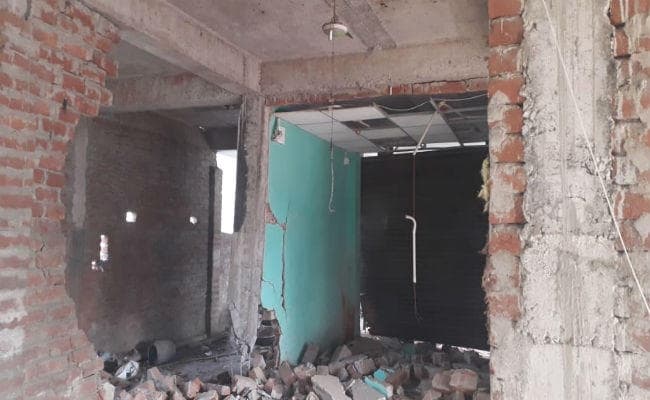 झारखंड के हरिहरगंज में नक्सलियों ने भाजपा कार्यालय को बम लगाकर उड़ाया, वोट बहिष्कार का छोड़ा पर्चा