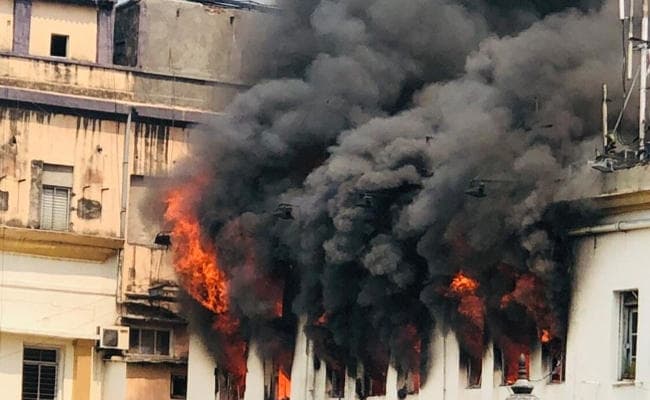 कोलकाता में बहुमंजिली इमारत में लगी भीषण आग, VIDEO