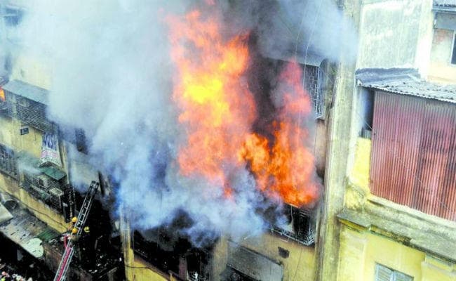 एक्साइड स्थित मुखर्जी बिल्डिंग में लगी आग