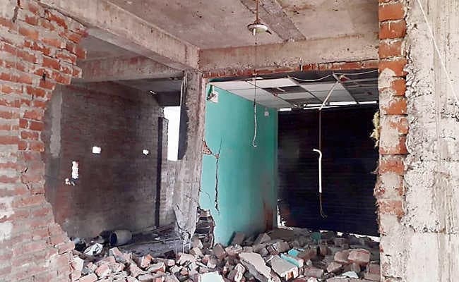 नक्सलियों ने भाजपा कार्यालय को उड़ाया