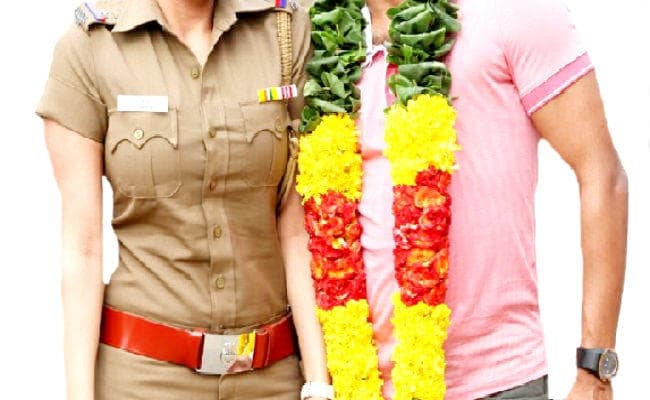 प्रेमी से शादी कर महिला कक्षपाल गायब, दांव पर नौकरी, लोग बोले- जो पागलपन की हद से ना गुजरे...