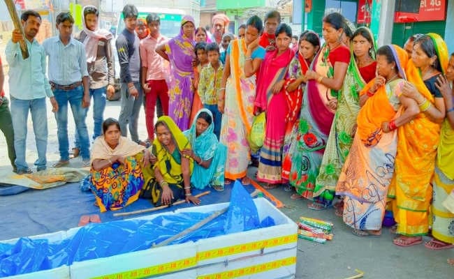 बड़कागांव में सड़क दुर्घटना में दो मजदूरों की मौत, 22 मजदूर घायल